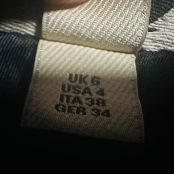 Burberry London Lace Pat. SILK/Plystr Trench Coat - MSRP. $1350.00 - SIZE 4 - Picture 12 of 16